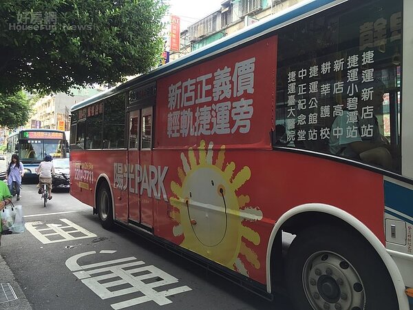新店安坑陽光PARK公車行動廣告 (好房網news林美欣攝影)