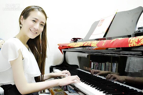 1.氣質清新、甜美可愛的Ray是鋼琴老師、更是一位專業Model,家中也有屬於自己的音樂小天地。
