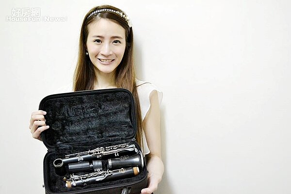 5.除了從小到大的鋼琴,Ray也大方秀出她平常使用的豎笛與小提琴。