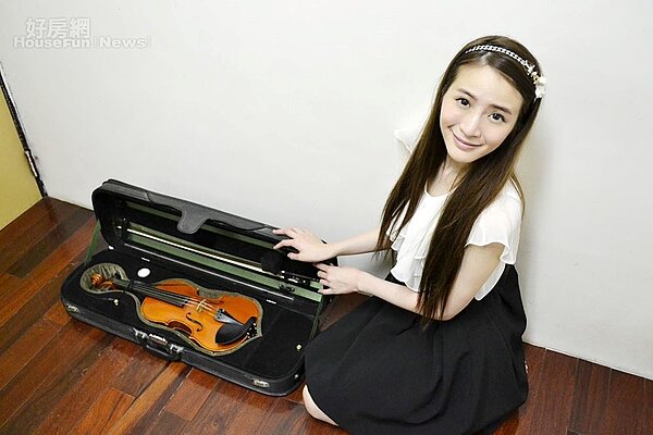 5.除了從小到大的鋼琴,Ray也大方秀出她平常使用的豎笛與小提琴。