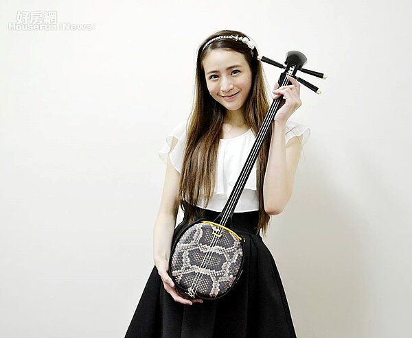 6.三線琴為Ray去沖繩玩時買回的樂器,雖然自認不太會彈,但當下覺得聲音很好聽就買下了。