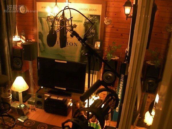 4.	麥克風架旁是連動式的燈。
