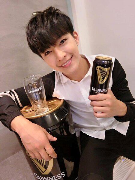 炎亞綸因演出不少戲劇、時常發表自己對時事的看法，被稱為「炎神」。（翻攝自炎亞綸 Aaron Yan臉書）