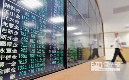 在兆豐金洗錢利空打擊下,金融股帶頭領跌,台北股市22日開低走低。(顏謙隆攝)