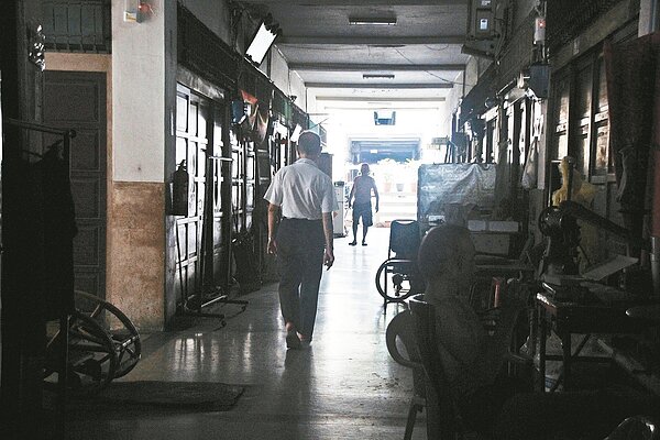 逢年過節的歡樂氣氛,往往讓獨居老人觸景傷情,甚至選在節日前夕走上絕路。 記者曹馥年/攝影