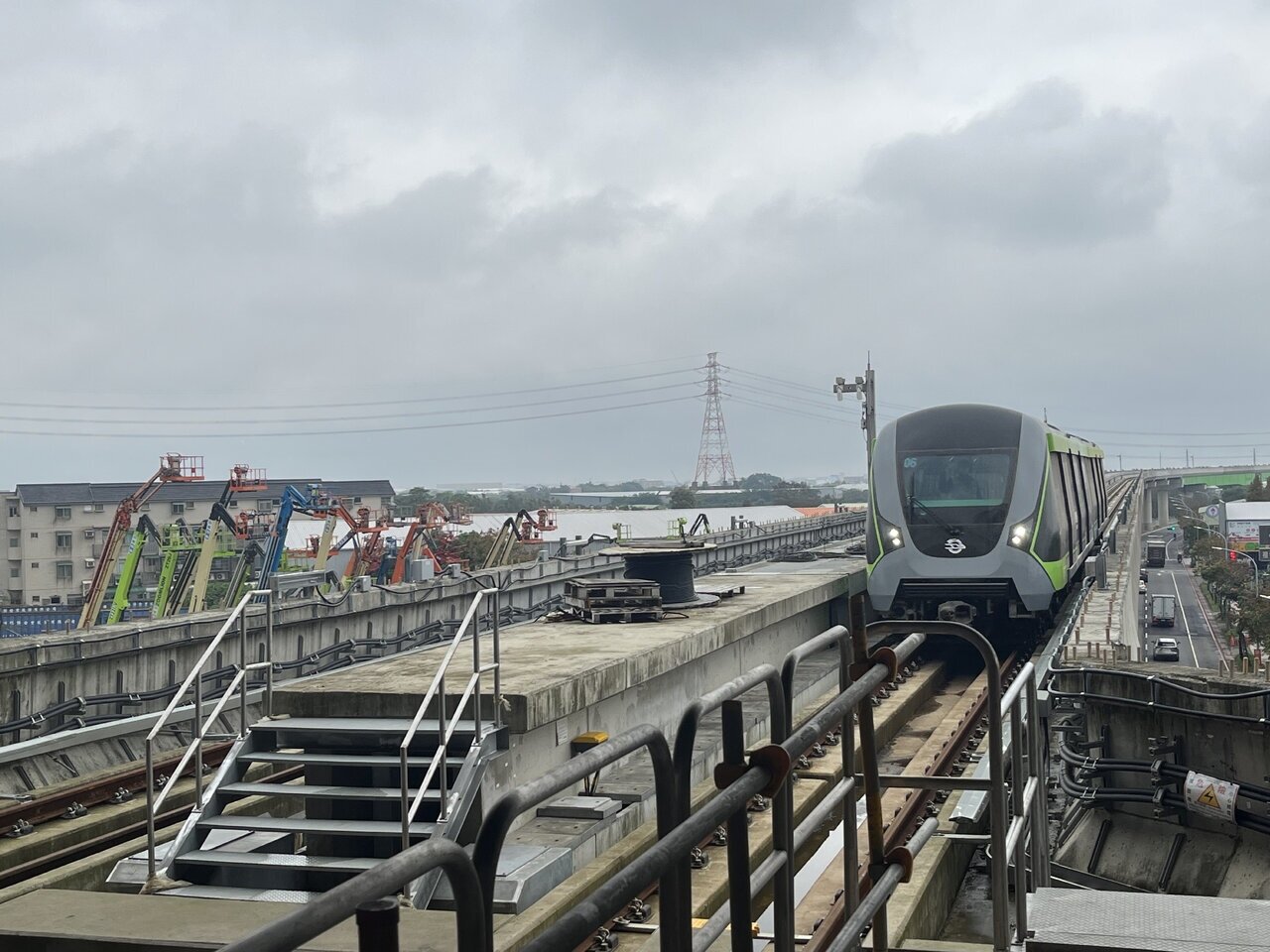 桃市府在捷運綠線規畫車站周邊排水改善工程,不過審計處發現,捷運車站800公尺服務範圍內仍有46處積淹水紀錄,另有10處雨水下水道工程與捷運路線建設範圍衝突。市府表示,已有35處積淹水點完成改善,其餘持續列管追蹤。聯合報系資料照