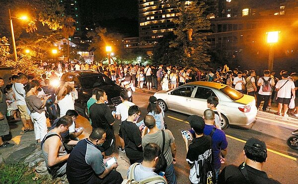 寶可夢上班日照樣發燒，台北市北投公園晚上仍聚集了上千民眾抓寶。 記者蘇健忠／攝影