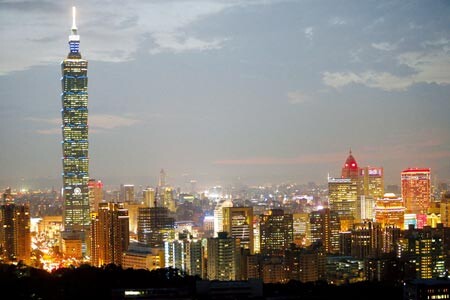 「實價登錄」、「揭露」為今年度房地產十大新聞的第1名,仲介公會理事長李同榮並大膽預測,豪宅「3」字頭可能成房市懸崖。圖為信義計畫區一景。圖/本報資料照片