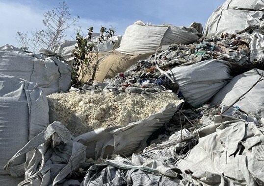 土地廠房出租成非法棄置場,將被註記至清理完成。圖/高雄市政府環境保護局提供