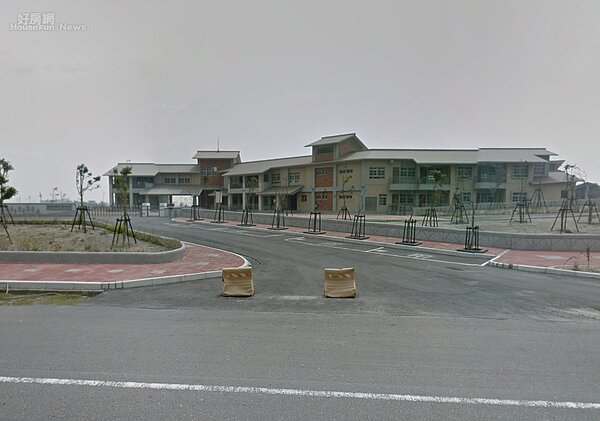 橋頭國小許厝分校遷校,讓周圍學校擔心「可能濃度更高」。(翻攝自Google Map)