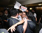 柯文哲與沙海林共騎YouBike　因維安取消