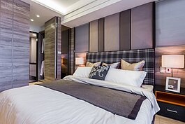 面對床頭的左側通往更衣間與主臥室衛浴。另外衣櫃部分為簡單的款式設計。 