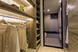 開放式更衣間固然不錯，但是緊鄰浴室可能會因為浴室的水氣造成衣物損壞。因此在通風與除濕上要特別注意。
