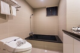 浴室設計上沒有乾濕分離，因此在洗浴時要特別注意，建議可多做玻璃門達到乾濕分離，或者是更簡單的如飯店浴室般掛上淋浴掛簾。