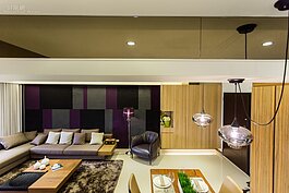 我們特別將攝影角度拉高到天花板屋梁部分，可以發現設計師在這邊貼上了淺色茶鏡， 透過鏡面反射如同有著兩層天花板般的寬闊感覺。