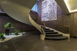 螺旋狀的樓梯下來為地下一樓，轉角牆面上的大型藝術畫作讓整體空間質感倍增。