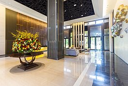 看完了精緻的室內裝潢後，接著來看看公設部分。這個建案本身擁有超大的迎賓大廳，而且挑高八米，整體裝潢規劃與佈置像極了五星級飯店般的質感。