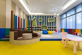 空間很大的兒童遊戲區。裡面可以讓精力充沛的小朋友盡情遊玩外，在安全細節也全部到位，包括軟墊以及無直角桌椅等。