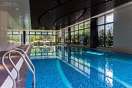 雖然不是標準規格的游泳池，但在熾熱的夏天可是消暑的好去處。