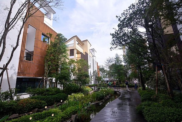 對北部人而言,想要一棟別墅比登天還難,但到了南部,透天厝幾乎是每家必備;就有建商在台南推出翡翠森林別墅,不僅整體感覺夢幻,裡面更大到可以抓寶可夢,逛一圈連蛋都孵出來了,只能說南部地價令北部人好生羨慕。(好房網News記者 陳韋帆/台南報導)