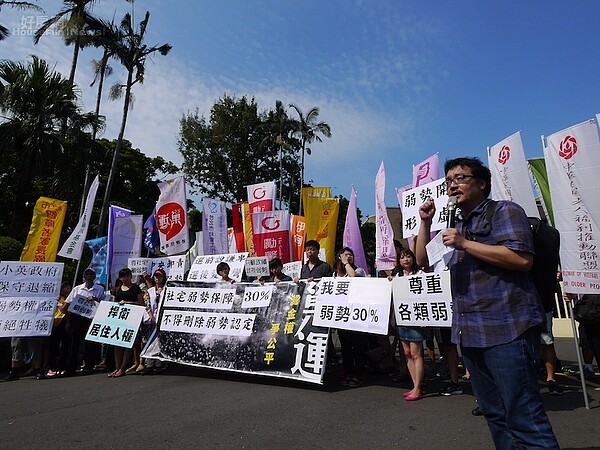 住宅法修正草案，社會住宅聯盟到行政院抗議。（社會住宅聯盟提供）