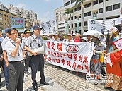 龍潭國中封路　居民抬棺抗議