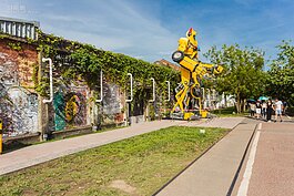 由廢棄的金屬零件拼裝成的大型機器人模型，是駁二特區最明顯的地標之一。