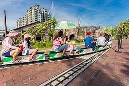 雖然火車不再響，遊客還是可以搭乘迷你小火車體驗一下當年的風華。
