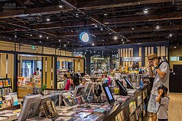 書籍、音樂與藝術充滿整個誠品內。到誠品吹冷氣看書試聽CD，成為當地避暑的絕妙方法。