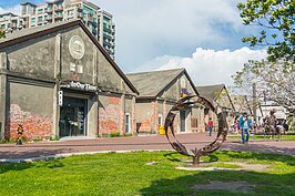 台糖倉庫外牆水泥斑駁，露出一塊塊紅磚，透出著與現代建築迥然不同的歷史氛圍。