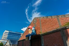 在駁二特區可別只是左右張望，記得抬頭看看，在倉庫高處還有很多精彩的藝術品。