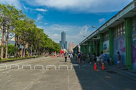 遠遠就可看到高雄地標八五大樓。