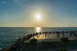 還未到日落時分，西子灣海邊已經擠滿了欣賞落日的遊客。