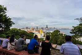 就算是非假日的時間打狗英國領事館官邸還是擠滿了許多前來準備欣賞落日與高雄港夜景的遊客。其中面對高雄港的這一側的位子最為搶手。