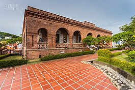 完工於1879年的打狗英國領事館官邸是台灣碩果僅存幾座的英式建築之一，期間經過日治時期由日本人當成水產試驗所，台灣光復後一直到1985年才進行整修並開放參觀。