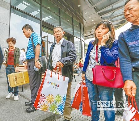 
過去來台陸客，返陸前大包小包，如今此景似難再現。（本報資料照片）
 