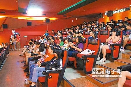 經濟部實施節能政策,規定電影院冷氣不得低於26度,否則將開罰。(本報資料照片)