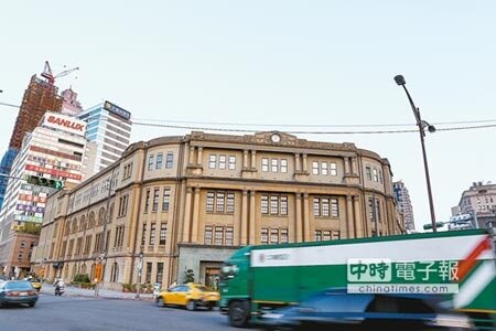 中華郵政與台北市政府將合作，以公辦都更方式，在北門郵局後方空地打造兩棟綜合性商務辦公大樓。（鄧博仁攝） 