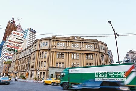 中華郵政與台北市政府將合作,以公辦都更方式,在北門郵局後方空地打造兩棟綜合性商務辦公大樓。(鄧博仁攝)