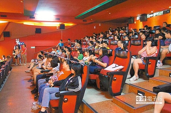 經濟部實施節能政策,規定電影院冷氣不得低於26度,否則將開罰。(本報資料照片)