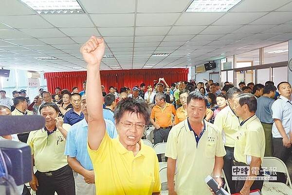 許厝分校學童家長代表強調「反對安置,就地教學」。(張朝欣攝)