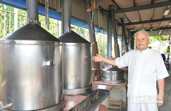 71歲林道根自創丹鼎爐法，搭配36種藥材煉製豬腳販售，在崁頂鄉飄香16年。（謝佳潾攝）