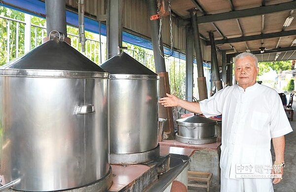 71歲林道根自創丹鼎爐法,搭配36種藥材煉製豬腳販售,在崁頂鄉飄香16年。(謝佳潾攝)