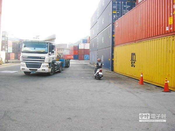 汐止保長社區住戶多年來借用中國貨櫃廠內道路出入，極不便利，小車與貨櫃車交會險象環生。（李其樺攝）