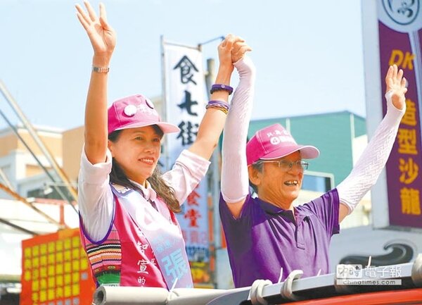 花蓮市長選舉活動最後一天，代表民進黨參選的張美慧（左）26日在父親的陪伴下，以車隊掃街。（張美慧競選總部提供）