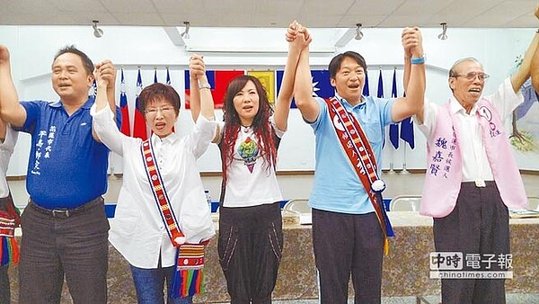 國民黨主席洪秀柱(左二)駐守花蓮,26日為黨籍市長候選人魏嘉賢(右二)輔選。(魏嘉賢競選總部提供)
