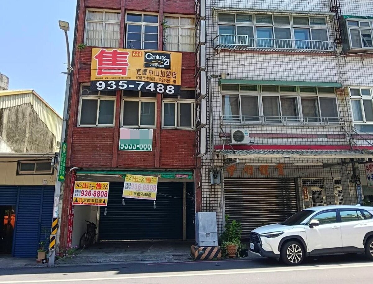 邱明芳以一張照片來說明房地產市場中,「一般委託銷售契約」(一般約)的經典景象與其中眉角。圖/好房網News記者林和謙/攝