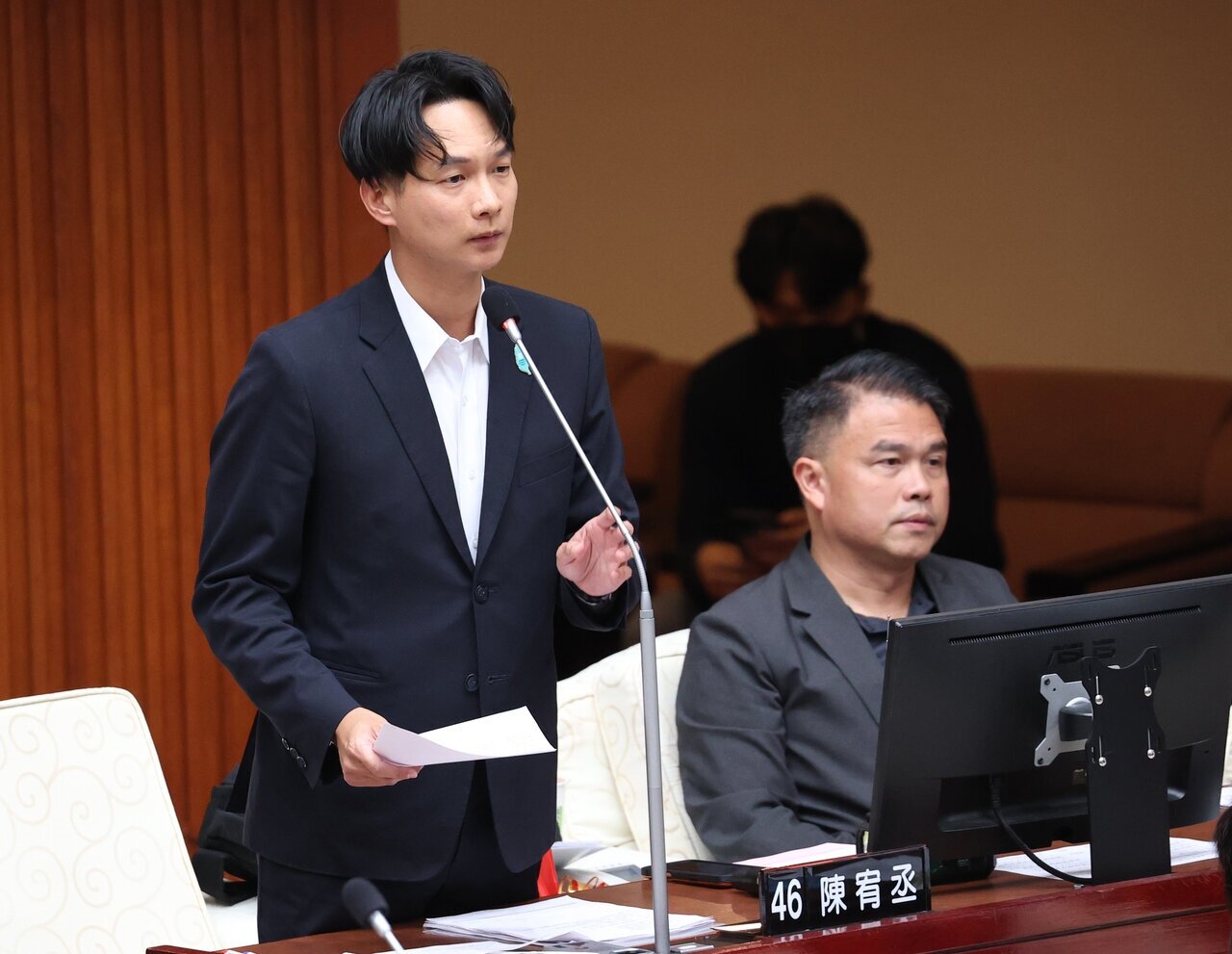 民眾黨北市議員陳宥丞(左)遭冒名親弟租屋欠租,當陳情人氣沖沖到服務處拿出租約,希望議員幫忙家人償還房租,這才得知遭冒名親弟租房欠租,陳宥丞今在臉書發出嚴正聲明。聯合報系資料照
