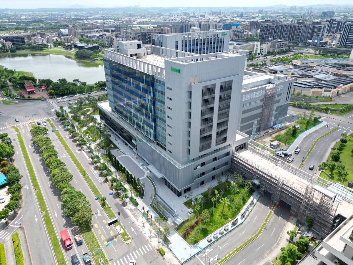 桃園青埔置地廣場爆出超越航空限高，桃園市建管處指出，關鍵在設計端與民航局「理解有所差異」，市府已自去年起改採基地位置、海拔及建物最高點綜合檢討，避免類似情形重演。圖／桃園市都發局提供
