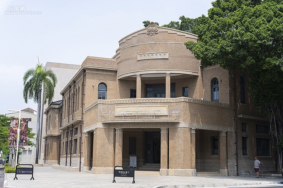 南美館一館前身是台南警察署,古蹟棟外牆為Art Deco裝飾藝術風。圖/國產建材實業提供